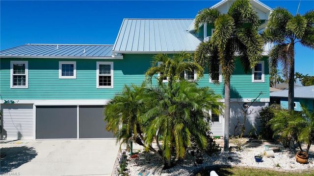 2702 Bruce ST, Matlacha, FL 33993