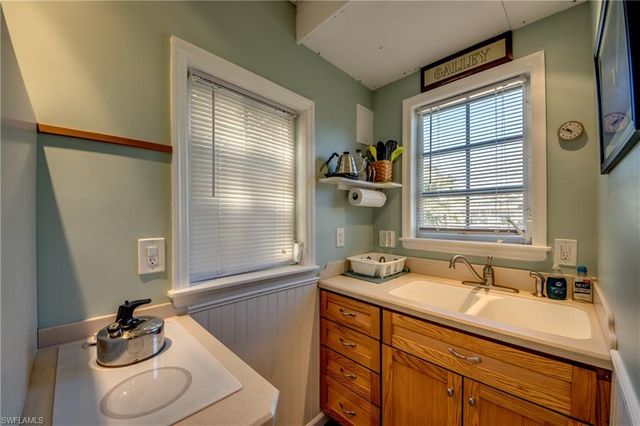 2702 Bruce ST, Matlacha, FL 33993