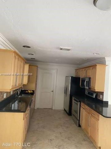 804 NE 2nd St, Hallandale Beach, FL 33009