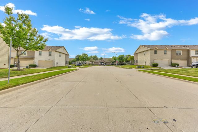 6928 Carrington Lane, Fort Worth, TX 76137