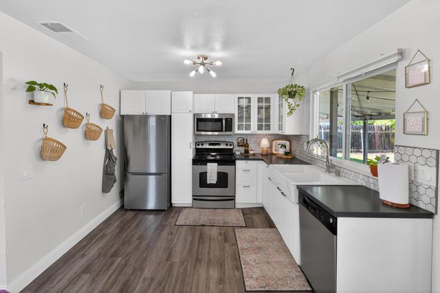 7920 Deer Water Dr, Sacramento, CA 95823