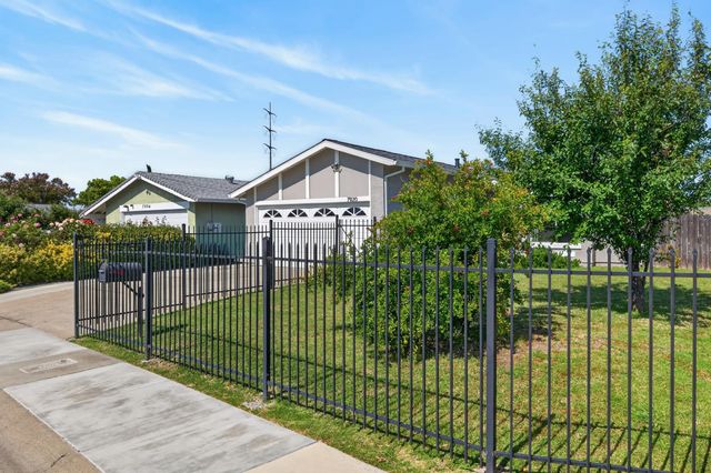 7920 Deer Water Dr, Sacramento, CA 95823