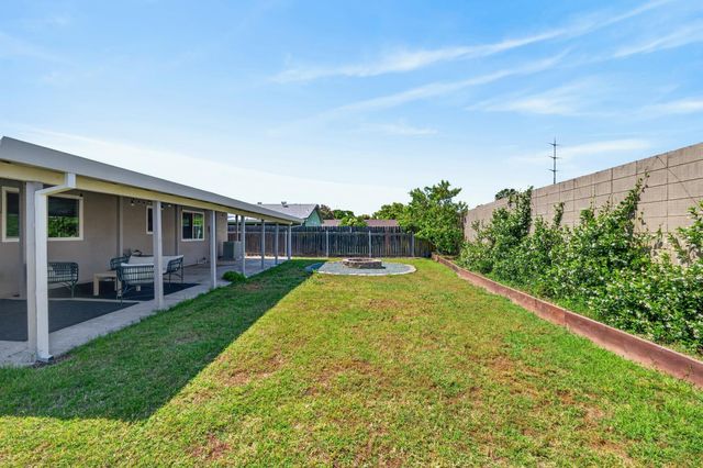 7920 Deer Water Dr, Sacramento, CA 95823