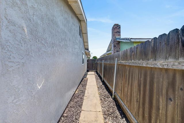 7920 Deer Water Dr, Sacramento, CA 95823