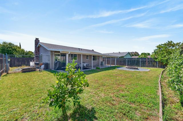 7920 Deer Water Dr, Sacramento, CA 95823