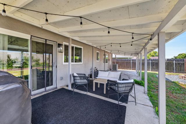 7920 Deer Water Dr, Sacramento, CA 95823