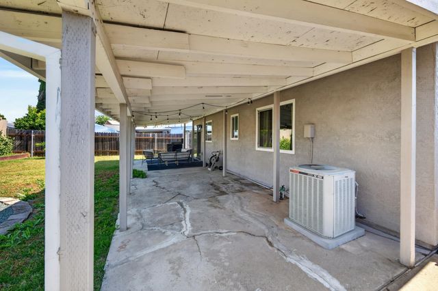 7920 Deer Water Dr, Sacramento, CA 95823