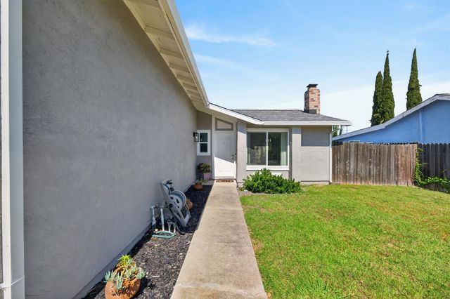 7920 Deer Water Dr, Sacramento, CA 95823