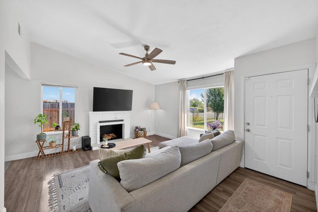 7920 Deer Water Dr, Sacramento, CA 95823