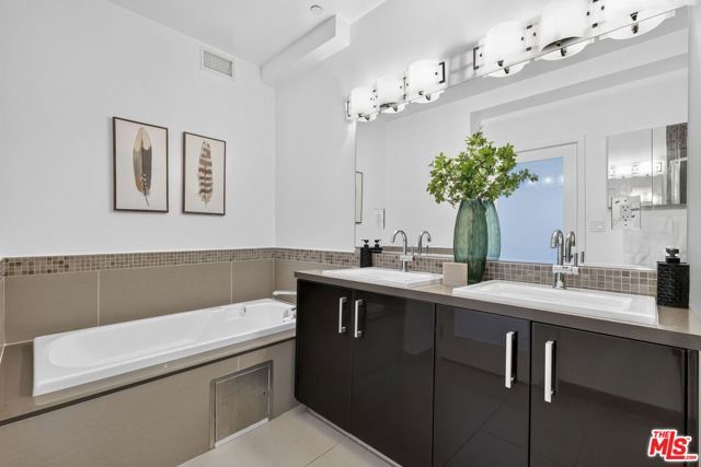 125 S Sweetzer Avenue PH2A, Los Angeles, CA 90048
