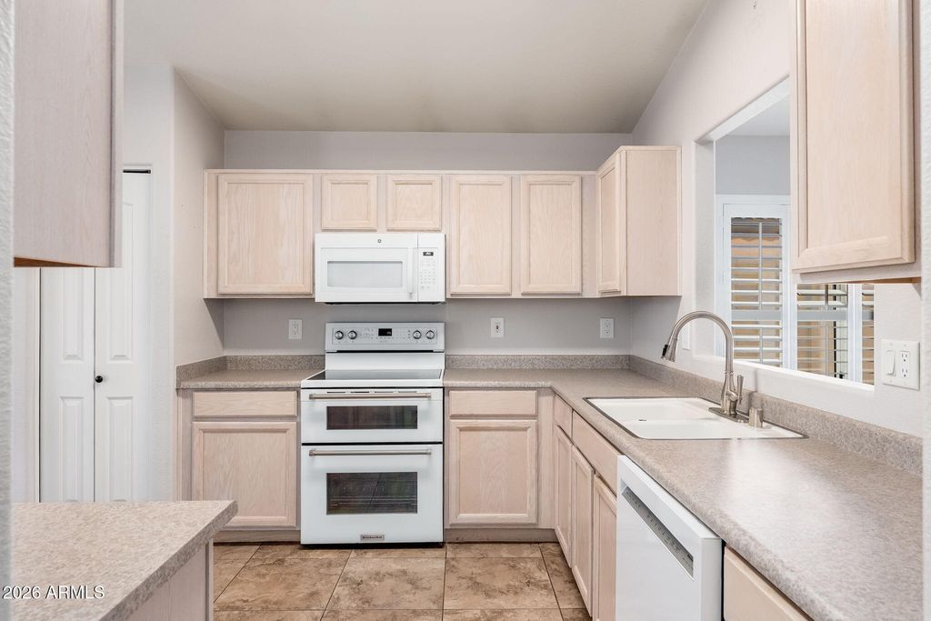 9148 W CANYON Drive, Peoria, AZ 85382 — photo 5