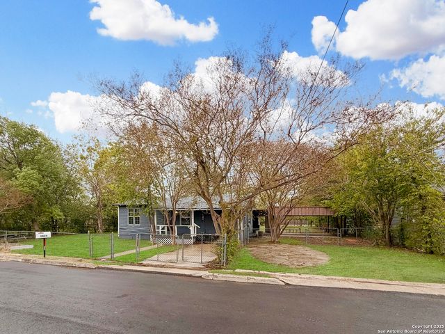 1024 Juarez St, Seguin, TX 78155