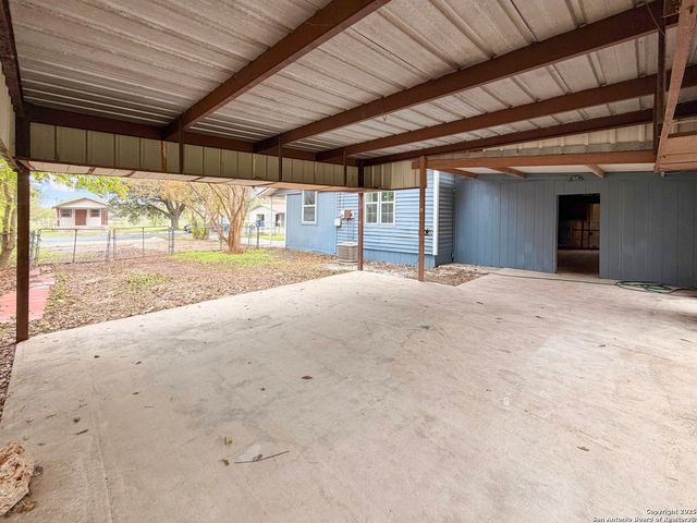 1024 Juarez St, Seguin, TX 78155