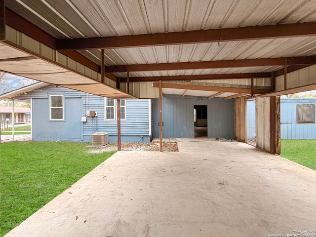 1024 Juarez St, Seguin, TX 78155