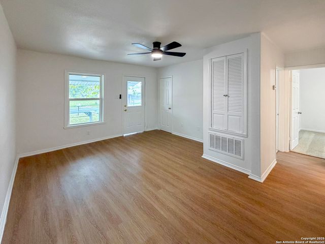 1024 Juarez St, Seguin, TX 78155