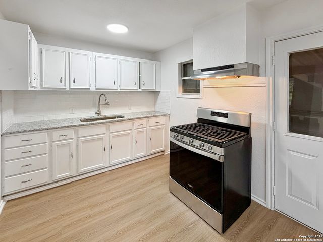 1024 Juarez St, Seguin, TX 78155