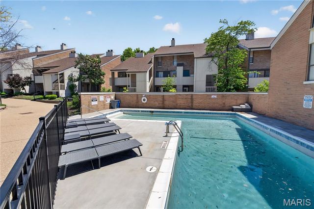 632 Coeur De Royale Drive B, Creve Coeur, MO 63141