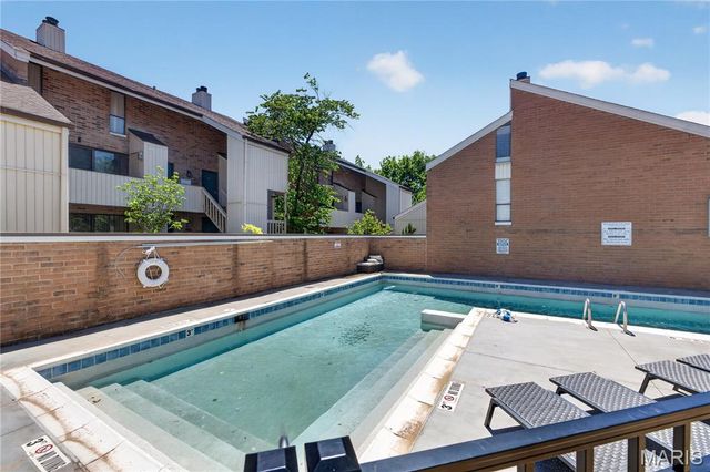 632 Coeur De Royale Drive B, Creve Coeur, MO 63141