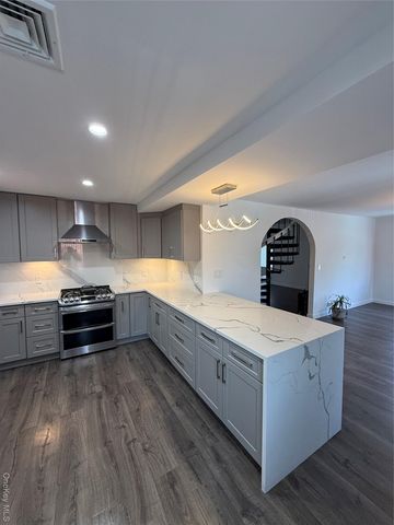1090 Pelham Parkway S, Bronx, NY 10461