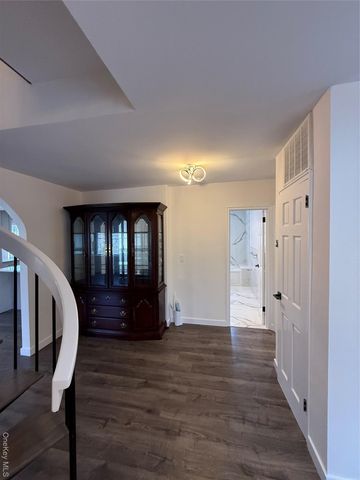 1090 Pelham Parkway S, Bronx, NY 10461