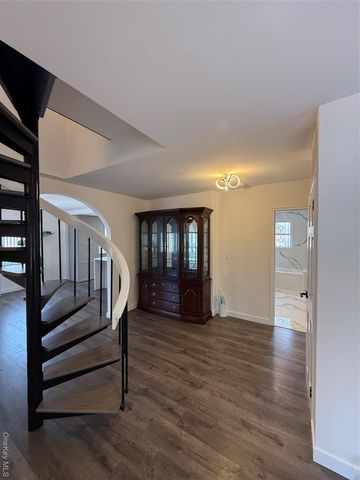1090 Pelham Parkway S, Bronx, NY 10461