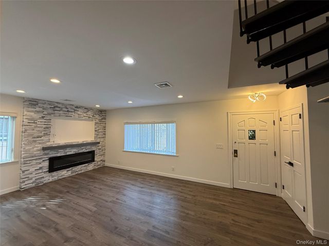 1090 Pelham Parkway S, Bronx, NY 10461