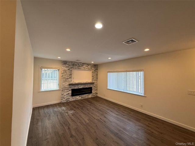 1090 Pelham Parkway S, Bronx, NY 10461