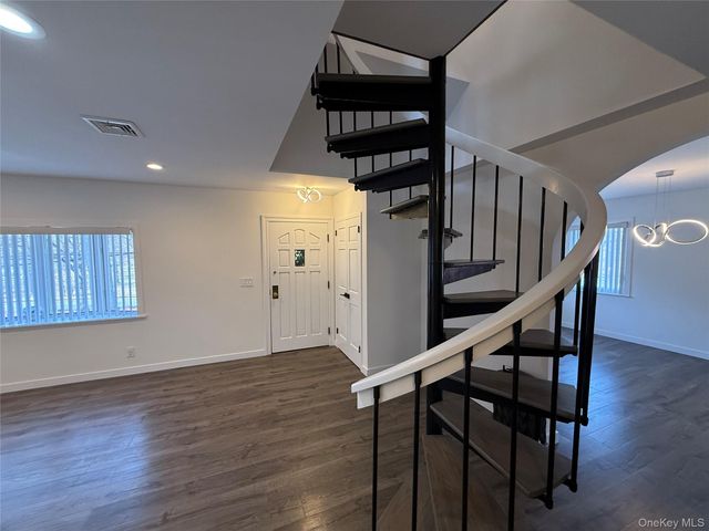 1090 Pelham Parkway S, Bronx, NY 10461