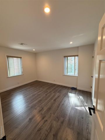 1090 Pelham Parkway S, Bronx, NY 10461