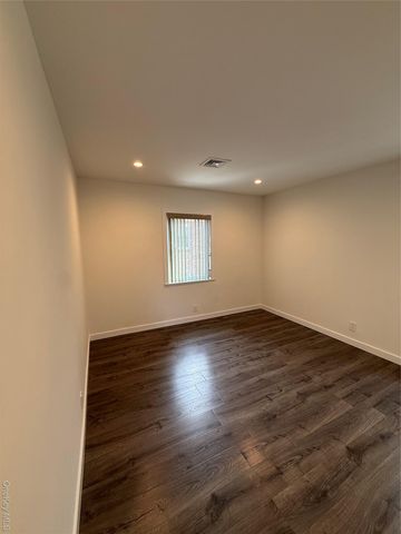1090 Pelham Parkway S, Bronx, NY 10461