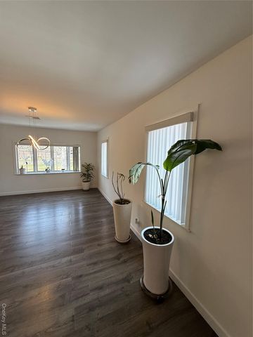 1090 Pelham Parkway S, Bronx, NY 10461
