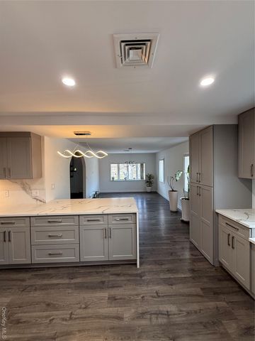 1090 Pelham Parkway S, Bronx, NY 10461
