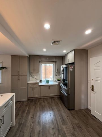 1090 Pelham Parkway S, Bronx, NY 10461