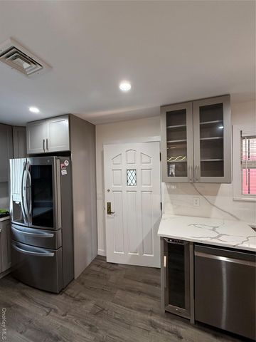 1090 Pelham Parkway S, Bronx, NY 10461