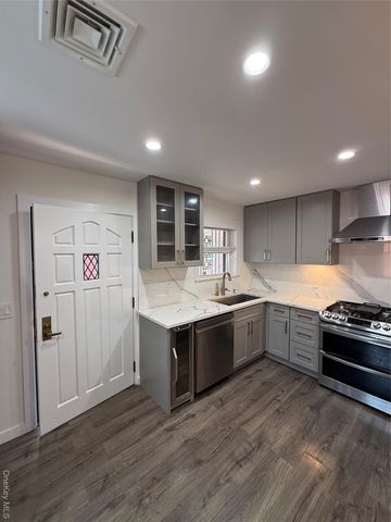 1090 Pelham Parkway S, Bronx, NY 10461