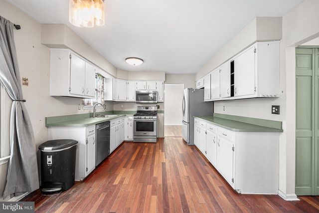 6 TIFFANY PL, Sicklerville, NJ 08081