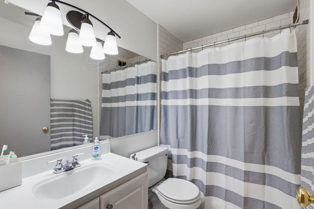 1560 N Sandburg Terrace 1405, Chicago, IL 60610