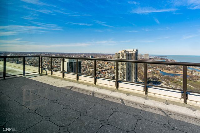 1560 N Sandburg Terrace 1405, Chicago, IL 60610