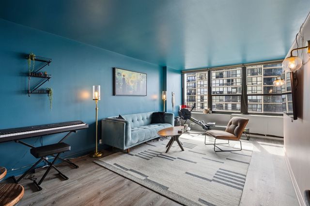 1560 N Sandburg Terrace 1405, Chicago, IL 60610