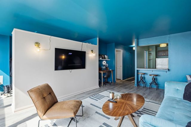 1560 N Sandburg Terrace 1405, Chicago, IL 60610