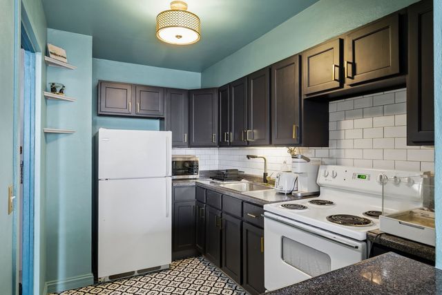 1560 N Sandburg Terrace 1405, Chicago, IL 60610