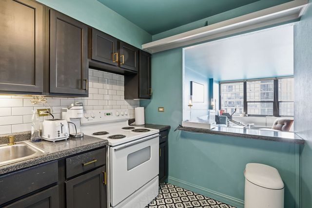 1560 N Sandburg Terrace 1405, Chicago, IL 60610