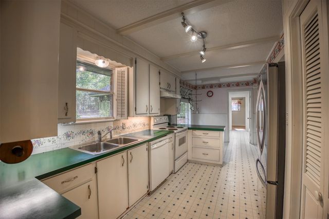 408 Robinhood Circle, Crockett, TX 75835