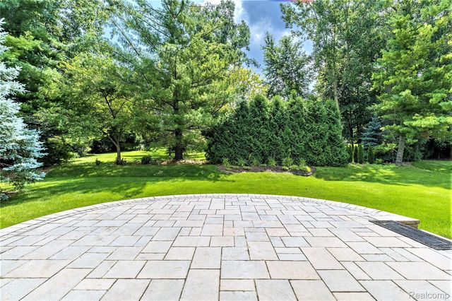 5648 Whitfield Drive, Troy, MI 48098