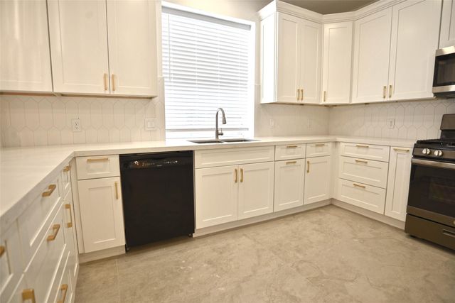 1808 N Mission Circle, Friendswood, TX 77546