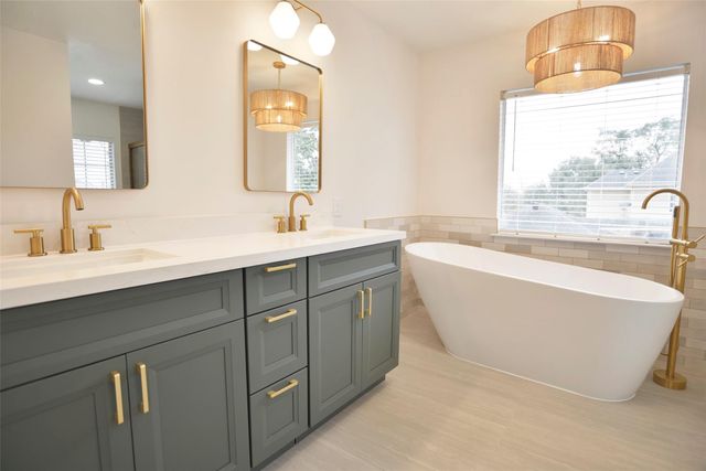 1808 N Mission Circle, Friendswood, TX 77546