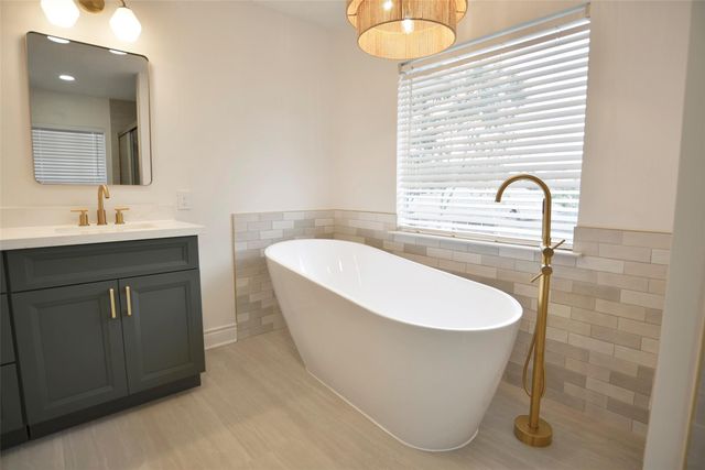 1808 N Mission Circle, Friendswood, TX 77546