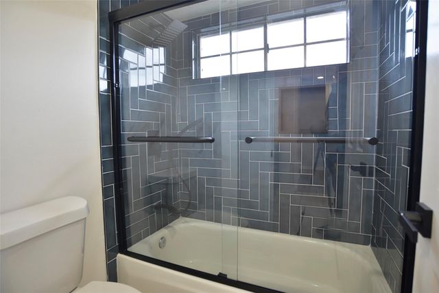 1808 N Mission Circle, Friendswood, TX 77546