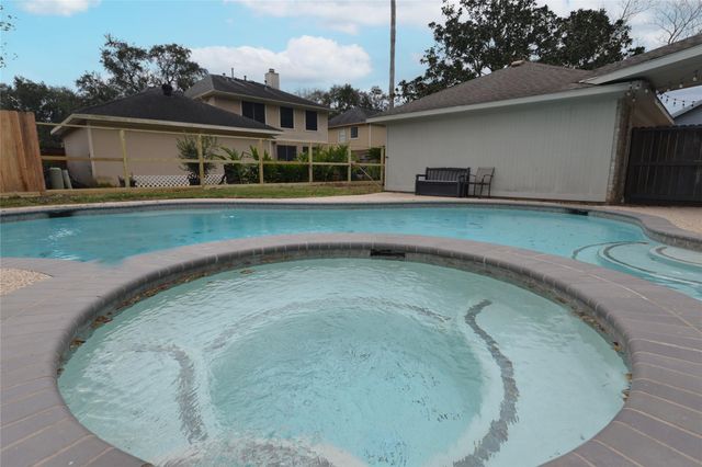 1808 N Mission Circle, Friendswood, TX 77546