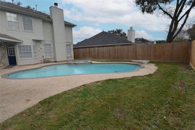 1808 N Mission Circle, Friendswood, TX 77546